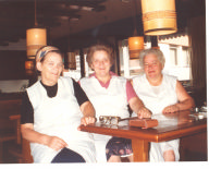 Maria Gruber mit zwei ihrer Schwestern