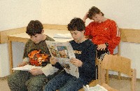Kinder lesen Zeitung