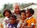 Hermann Gmeiner mit Kinder