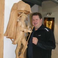Meinhard Eiter mit Skulptur