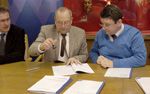 Unterzeichnung im Rathaus: VVT-Verträge