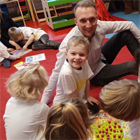 Kindergarten+Brennbichl%3a+Vizebgm.+Marco+Seelos+beim+weihnachtlichen+Besuch.