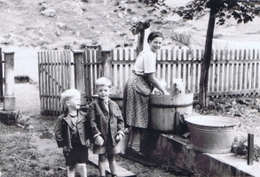 Wäsche waschen, ca. 1956, (Paula Walser aus Stillebach),Foto: privat