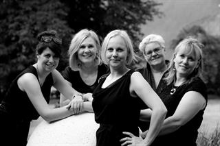 Die fünf ArtCouture-Künstlerinnen Tina Krippels, Ulrike Meissl, Birgit Neururer, Daniela Pfeifer und Sylvia Dingsleder  - ©Art Couture